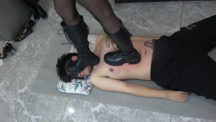 【爱秀套图】【曼曼】平底靴踩踏人肉地毯 YC-250602-4