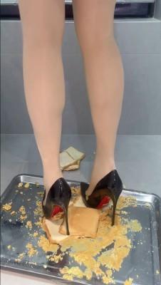 【爱秀套图】【小狐狸诗诗】长靴高跟鞋肉丝踩蛋黄派和面包片 YC-250605
