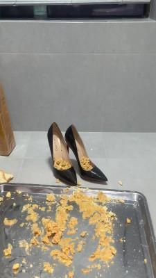 【爱秀套图】【小狐狸诗诗】长靴高跟鞋肉丝踩蛋黄派和面包片 YC-250605