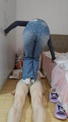 【爱秀套图】【啦啦啦】小野主人再次踩踏跺裆跳踩 ACYC-2401