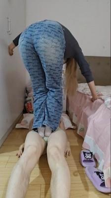 【爱秀套图】【啦啦啦】小野主人再次踩踏跺裆跳踩 ACYC-2401