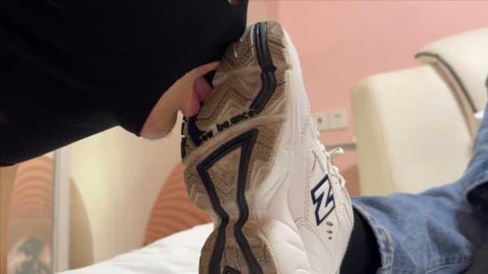 【爱秀套图】【小鲨鱼殿下】M2K运动鞋踩踏舔鞋 YC-250606-3