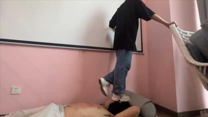 【爱秀套图】【小鲨鱼殿下】M2K运动鞋踩踏舔鞋 YC-250606-3