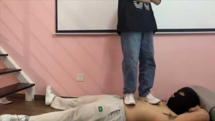 【爱秀套图】【小鲨鱼殿下】M2K运动鞋踩踏舔鞋 YC-250606-3