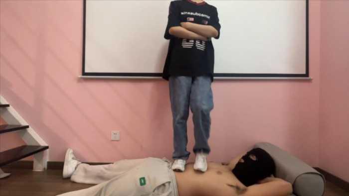 【爱秀套图】【小鲨鱼殿下】M2K运动鞋踩踏舔鞋 YC-250606-3