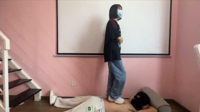 【爱秀套图】【小鲨鱼殿下】M2K运动鞋踩踏舔鞋 YC-250606-3