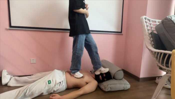 【爱秀套图】【小鲨鱼殿下】M2K运动鞋踩踏舔鞋 YC-250606-3