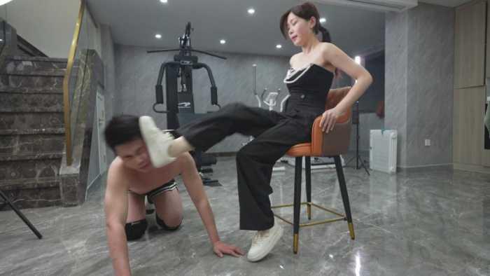 【爱秀套图】高跟踩踏中喝圣水，高跟踩踏中强制舔脚，碾手血肉模糊 YC-250606-7