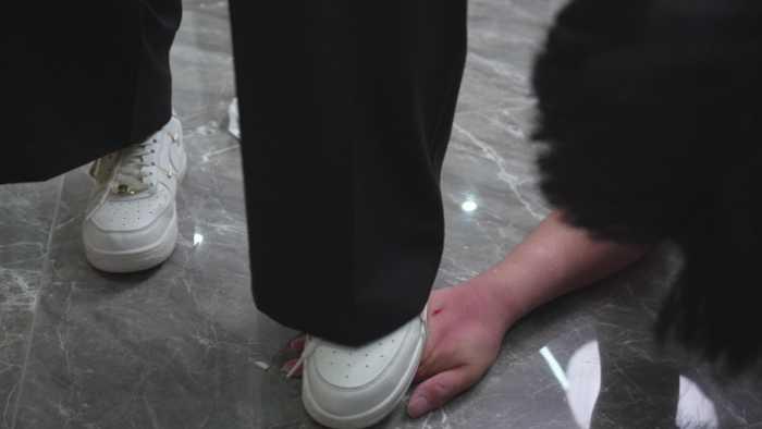 【爱秀套图】高跟踩踏中喝圣水，高跟踩踏中强制舔脚，碾手血肉模糊 YC-250606-7