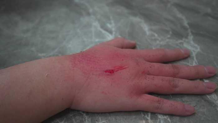 【爱秀套图】高跟踩踏中喝圣水，高跟踩踏中强制舔脚，碾手血肉模糊 YC-250606-7