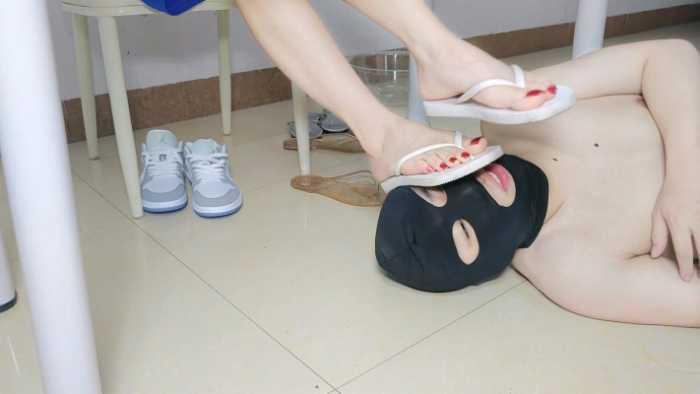 【爱秀套图】小贝学生主调教无脑鞋奴刷鞋舔AJ和多双人字拖鞋底 YC-250607