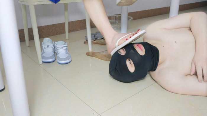 【爱秀套图】小贝学生主调教无脑鞋奴刷鞋舔AJ和多双人字拖鞋底 YC-250607