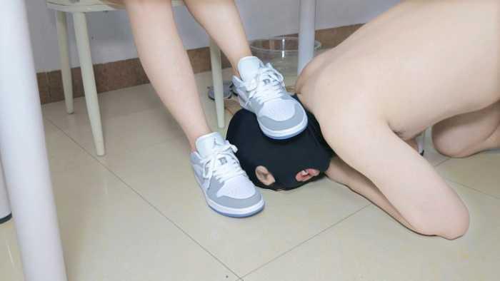 【爱秀套图】小贝学生主调教无脑鞋奴刷鞋舔AJ和多双人字拖鞋底 YC-250607