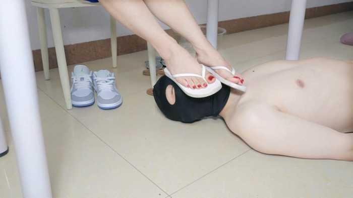 【爱秀套图】小贝学生主调教无脑鞋奴刷鞋舔AJ和多双人字拖鞋底 YC-250607