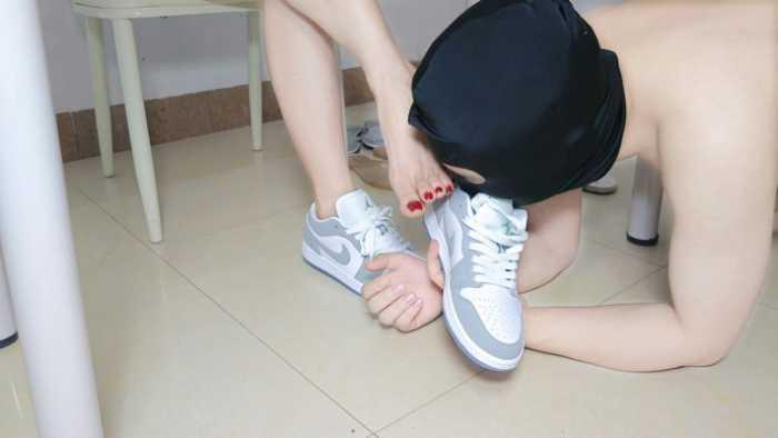 【爱秀套图】小贝学生主调教无脑鞋奴刷鞋舔AJ和多双人字拖鞋底 YC-250607