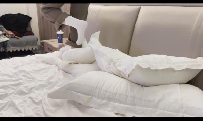 【爱秀套图】【素人研究生】双人运动鞋小皮鞋白袜踩枕头（特写） YC-250608-3