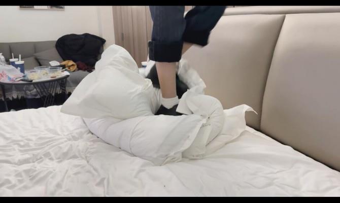 【爱秀套图】【素人研究生】双人运动鞋小皮鞋白袜踩枕头（特写） YC-250608-3
