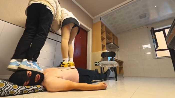 【爱秀套图】【精神小妹】开发在校清纯妹妹踩踏 ACYC-4600