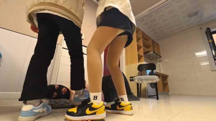 【爱秀套图】【精神小妹】开发在校清纯妹妹踩踏 ACYC-4600