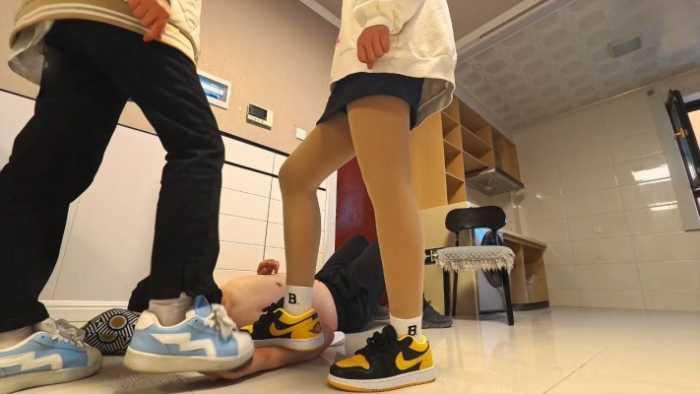 【爱秀套图】【精神小妹】开发在校清纯妹妹踩踏 ACYC-4600