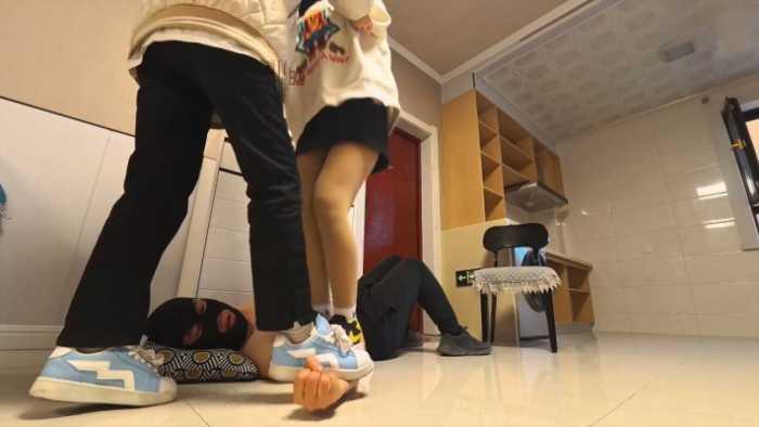 【爱秀套图】【精神小妹】开发在校清纯妹妹踩踏 ACYC-4600