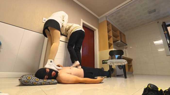 【爱秀套图】【精神小妹】开发在校清纯妹妹踩踏 ACYC-4600