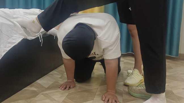 【爱秀套图】初中残暴精神小妹跳踩调教 YC-250608-8