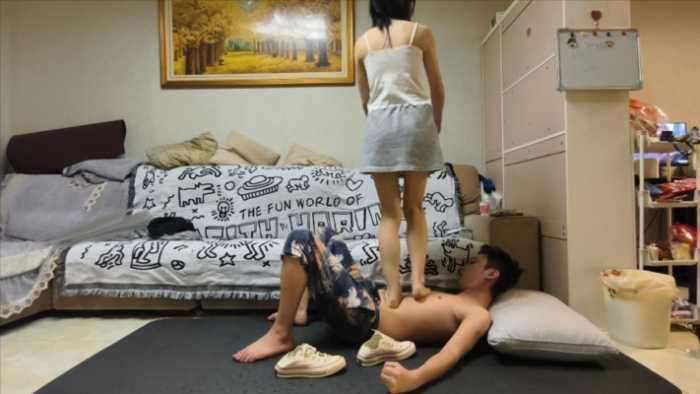 【爱秀套图】安安帆布鞋裸足踩踏家奴 YC-250609