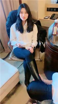 【爱秀套图】【蜜糖情侣】清理脏长靴/品尝裸足