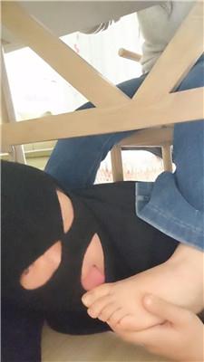 【爱秀套图】【樱樱】桌底视角-高中生S让狗除脚臭【下】