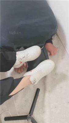 【爱秀套图】【上上】强迫狗舔穿一天的白鞋原味船袜