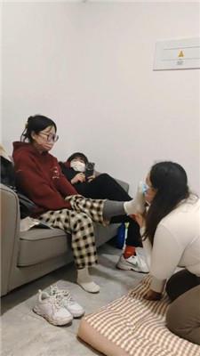 图片[2]_樱樱情侣主-让闺蜜下跪伺候-舔鞋底闻棉袜二