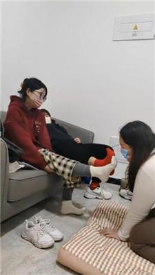 图片[3]_樱樱情侣主-让闺蜜下跪伺候-舔鞋底闻棉袜二