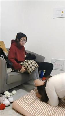 图片[6]_樱樱情侣主-让闺蜜下跪伺候-舔鞋底闻棉袜二