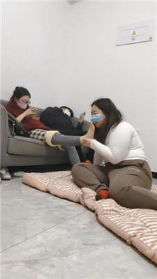 【爱秀套图】【樱樱】情侣主-让闺蜜下跪伺候-踩踏/裸足恋足舔【七】