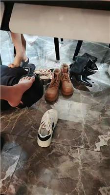 【爱秀套图】【DO猫】桌底视角-带闺蜜虐脚下奴【三视角版】JS241012-9