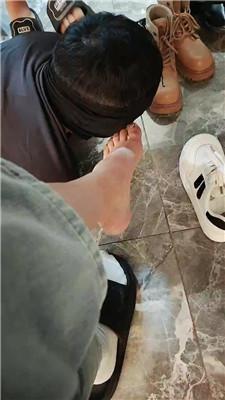 DO猫桌底视角-带闺蜜虐脚下奴三视角版 JS241012-9