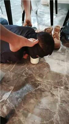 DO猫桌底视角-带闺蜜虐脚下奴三视角版 JS241012-9