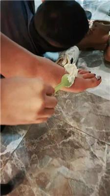 DO猫桌底视角-带闺蜜虐脚下奴三视角版 JS241012-9