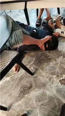 DO猫桌底视角-带闺蜜虐脚下奴三视角版 JS241012-9