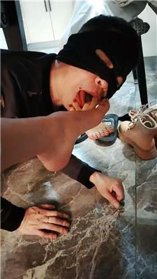 DO猫桌底视角-带闺蜜虐脚下奴三视角版 JS241012-9