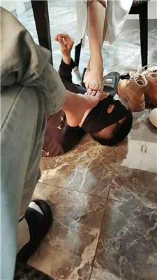 DO猫桌底视角-带闺蜜虐脚下奴三视角版 JS241012-9