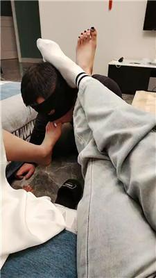 DO猫桌底视角-带闺蜜虐脚下奴三视角版 JS241012-9