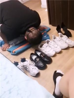 【爱秀套图】【上海汤圆】多双脏鞋-训化人体擦鞋器【双视角版】bf43582