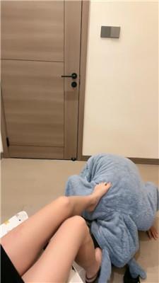 玥希希骑狗背/舔高跟玉足 JS241017-36