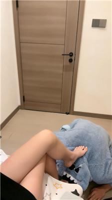 玥希希骑狗背/舔高跟玉足 JS241017-36