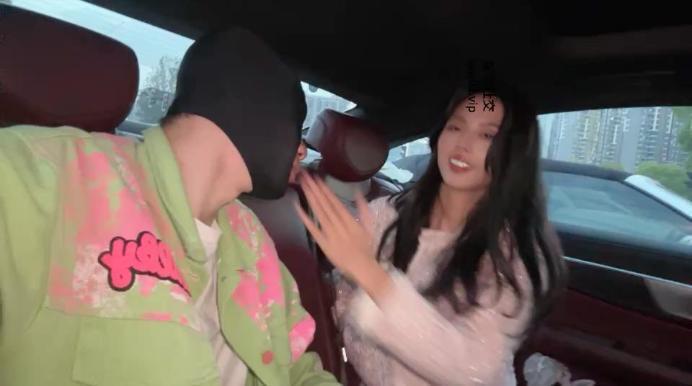 【爱秀套图】【狗哥】开发路人小姐姐车内调bf46138