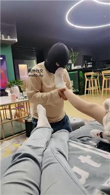 【爱秀套图】【咩祖】双S-原味白袜脚玩家奴/踢裆耳光JS241101-17