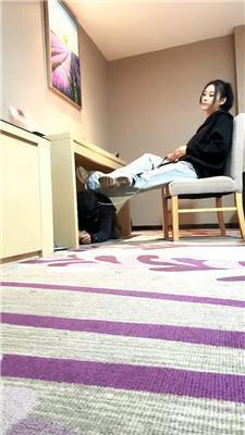 【爱秀套图】【乔伊】桌底视角-老爹鞋踩虐/胯下羞辱【双视角版】bf46474