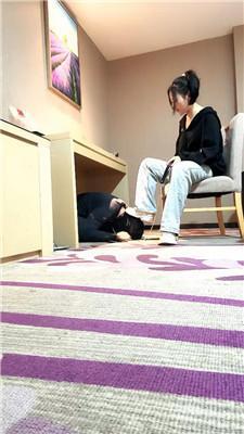 乔伊桌底视角-老爹鞋踩虐/胯下羞辱双视角版 bf46474